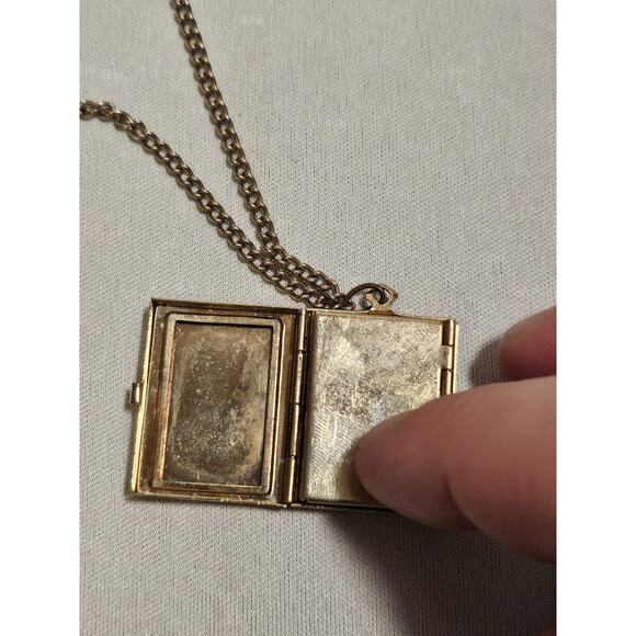 Cameo Four Picture Gold Tone Decorative Locket - Spring Loaded - Vintage - Picture 12 of 15